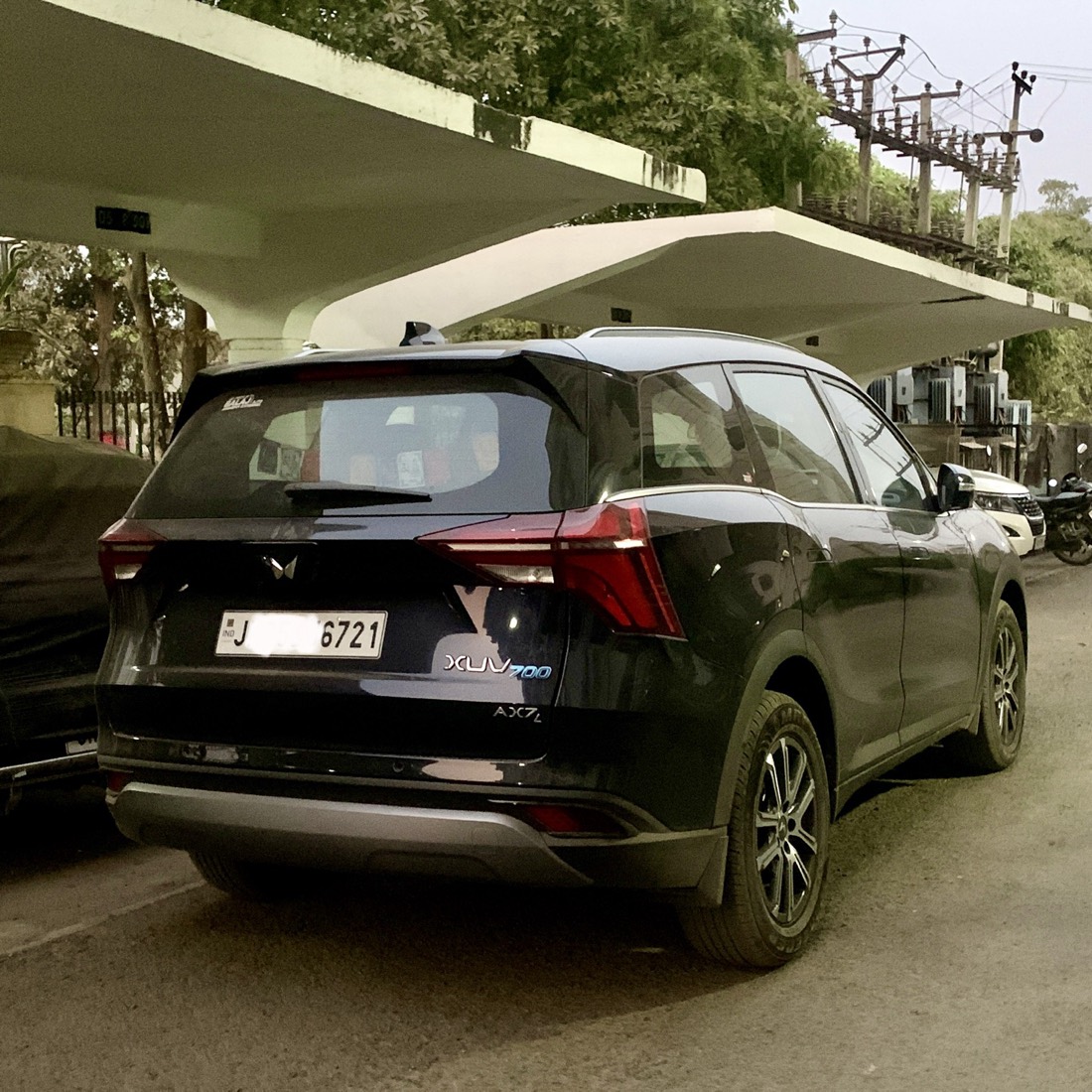 Mahindra XUV700 AX5